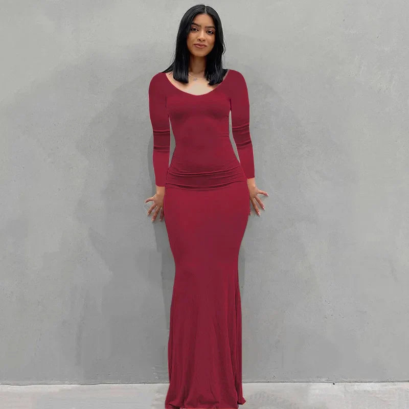 Abito lungo rosso elegante da donna, maniche lunghe, scollo a V, adatto per eventi formali e serate. Vestito aderente, moda femminile.