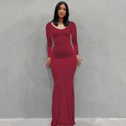 Abito lungo rosso elegante da donna, maniche lunghe, scollo a V, adatto per eventi formali e serate. Vestito aderente, moda femminile.
