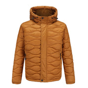 Giacca invernale uomo marrone con cappuccio, imbottitura trapuntata, chiusura zip, tasche laterali. Moda uomo, abbigliamento caldo, giacca casual.
