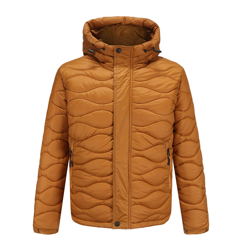 Giacca invernale uomo marrone con cappuccio, imbottitura trapuntata, chiusura zip, tasche laterali. Moda uomo, abbigliamento caldo, giacca casual.
