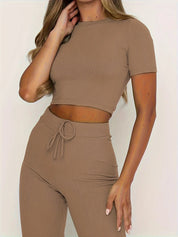 Set coordinato donna beige a coste, composto da top corto e pantaloni a vita alta. Moda casual, abbigliamento estivo, tessuto elasticizzato.