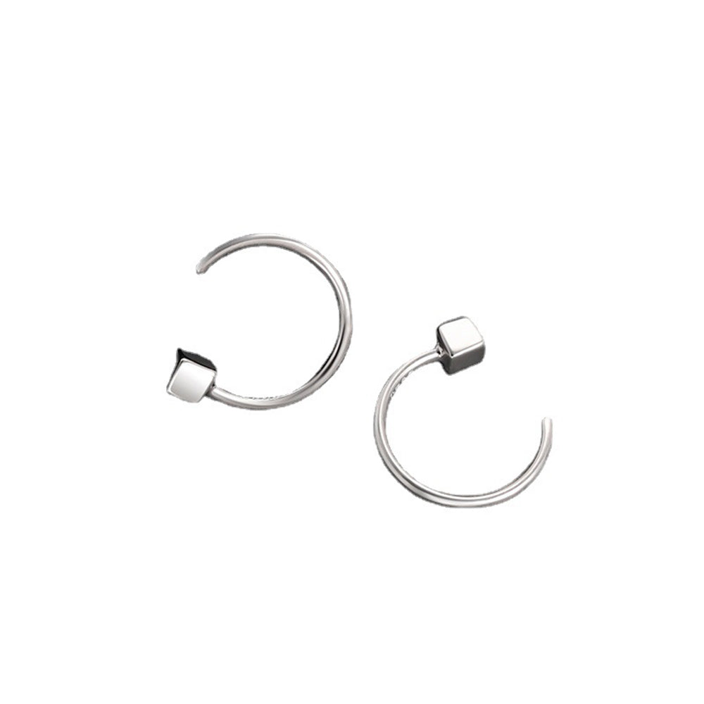 Orecchini a cerchio in argento minimalista, design moderno, chiusura a perno, gioielli eleganti per donna, accessori moda.