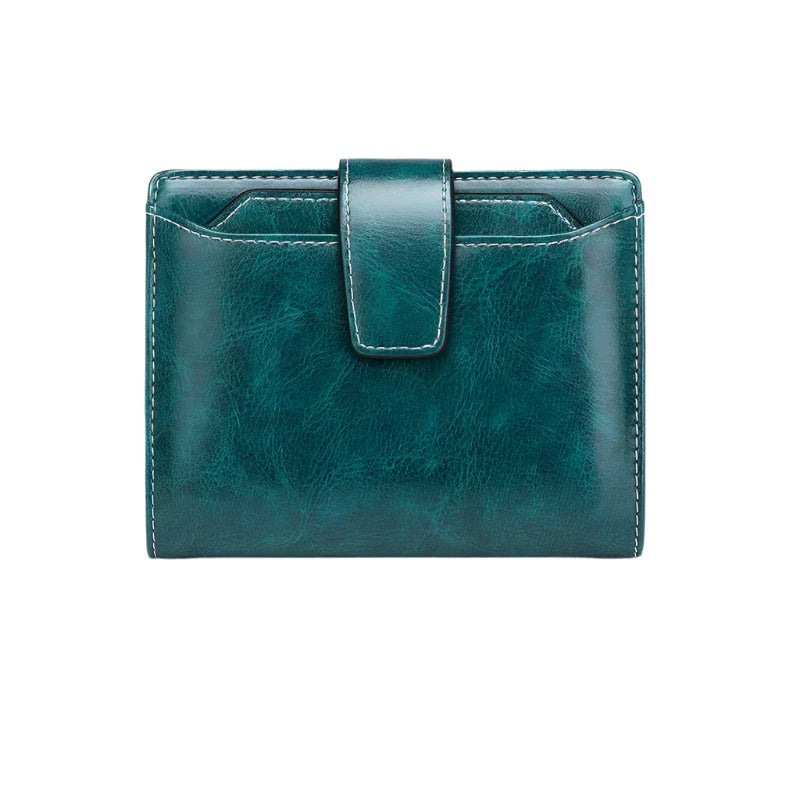 Portafoglio in pelle verde scuro con chiusura a linguetta, cuciture bianche a contrasto, design elegante e compatto, accessorio moda uomo e donna.
