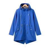Giacca impermeabile blu con cappuccio, chiusura a zip, tasche frontali e coulisse, appesa su gruccia. Abbigliamento outdoor, moda autunnale.