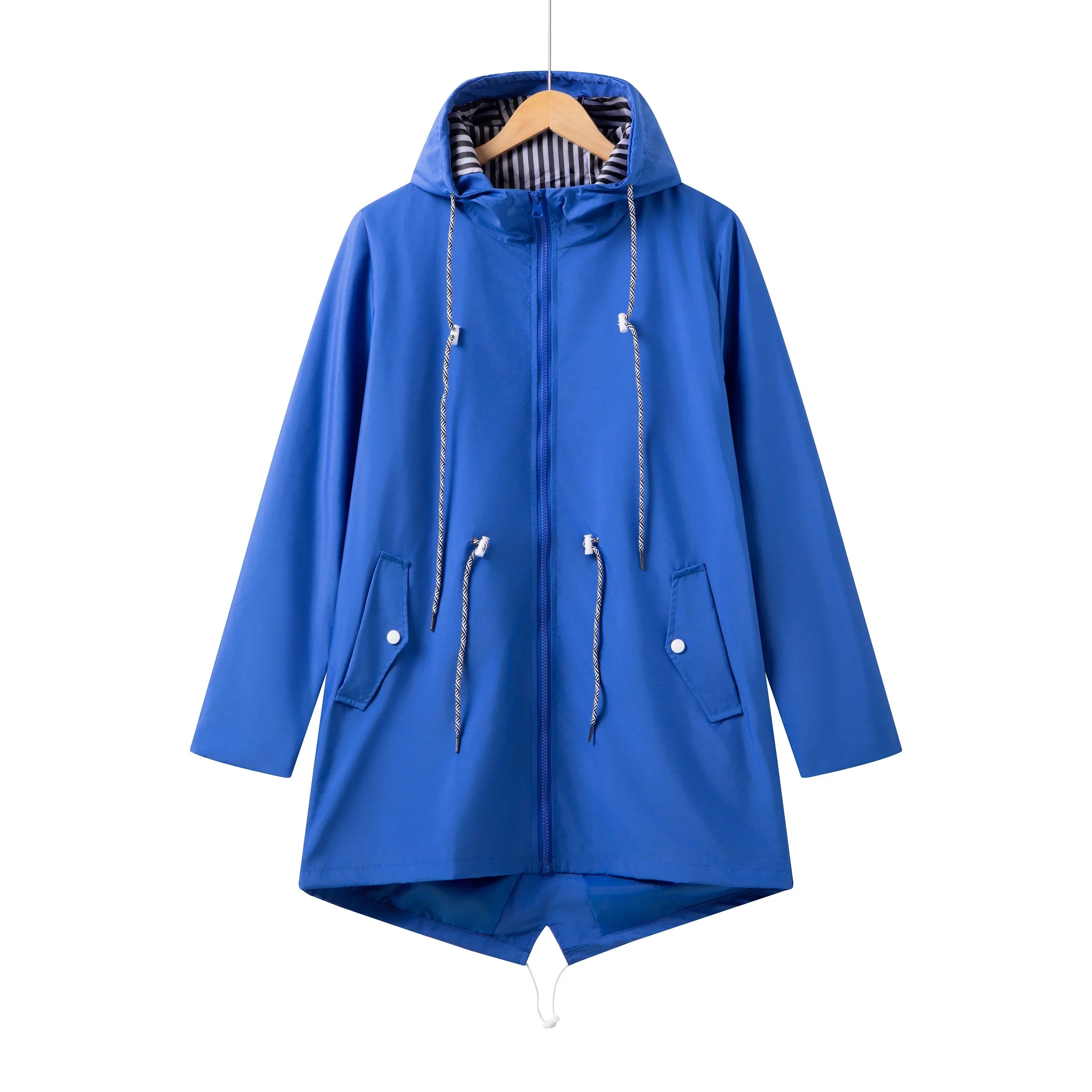 Giacca impermeabile blu con cappuccio, chiusura a zip, tasche frontali e coulisse, appesa su gruccia. Abbigliamento outdoor, moda autunnale.