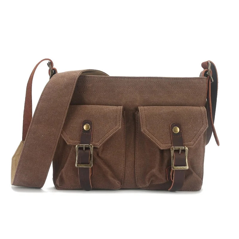 Borsa a tracolla in tela marrone con doppie tasche frontali e fibbie in metallo, stile vintage, ideale per uomo e donna, perfetta per uso quotidiano.