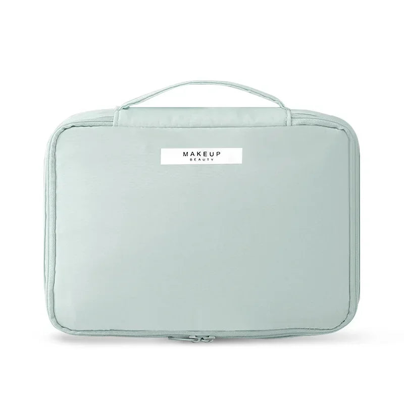 Astuccio trucco verde menta con manico, design compatto e etichetta "Makeup Beauty". Ideale per organizzare cosmetici e accessori viaggio.