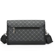 Borsa a tracolla nera con motivo geometrico, tasca frontale con zip, dettagli in pelle, ideale per moda uomo, accessori eleganti e pratici.