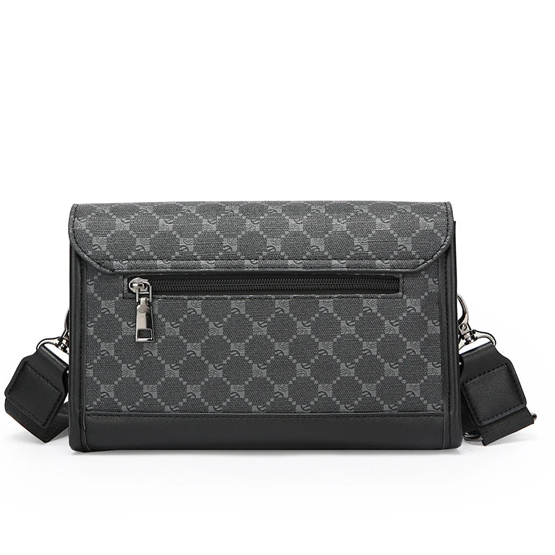Borsa a tracolla nera con motivo geometrico, tasca frontale con zip, dettagli in pelle, ideale per moda uomo, accessori eleganti e pratici.