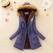 Giacca invernale donna viola con cappuccio foderato in pelliccia sintetica, tasche frontali, decorazioni a stella, ideale per moda autunno inverno.