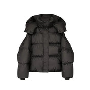 Giacca piumino nero con cappuccio, design imbottito, maniche lunghe, chiusura frontale, moda invernale, abbigliamento caldo e confortevole.