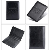 Custodia passaporto in pelle nera, elegante e resistente, con scomparti interni per carte. Accessorio da viaggio essenziale e di alta qualità.