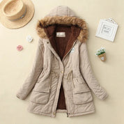 Giacca invernale beige con cappuccio foderato in pelliccia sintetica, tasche frontali e chiusura a zip. Perfetta per moda donna autunno inverno.