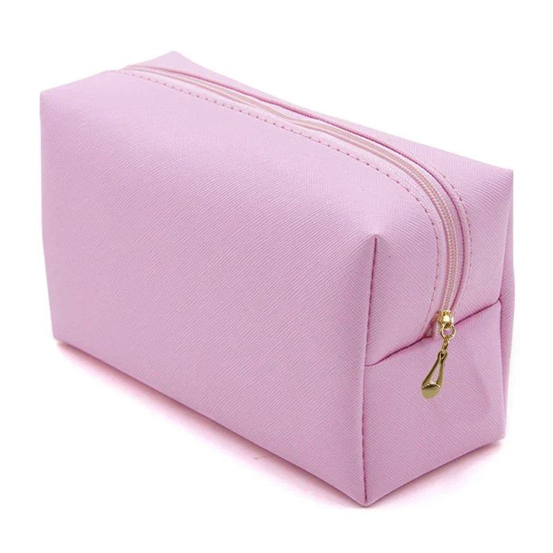 Astuccio cosmetico rosa in tessuto con cerniera dorata, design rettangolare. Ideale per trucco, accessori viaggio, organizer borsa.