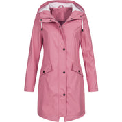 Giacca impermeabile rosa da donna con cappuccio, chiusura a bottoni, tasche frontali. Ideale per pioggia, moda autunnale, abbigliamento outdoor.