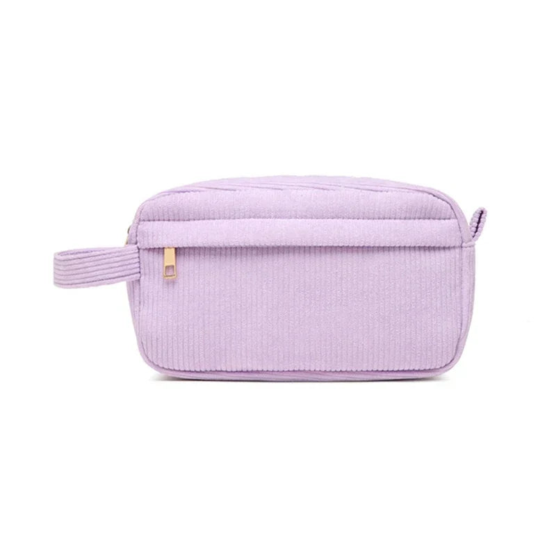 Astuccio da viaggio in velluto a coste lilla con cerniera, design rettangolare, manico laterale. Ideale per cosmetici e accessori.