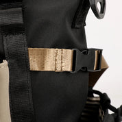 Zaino nero con fibbia a sgancio rapido in plastica, cinghia beige resistente, design robusto per escursioni, trekking, outdoor.