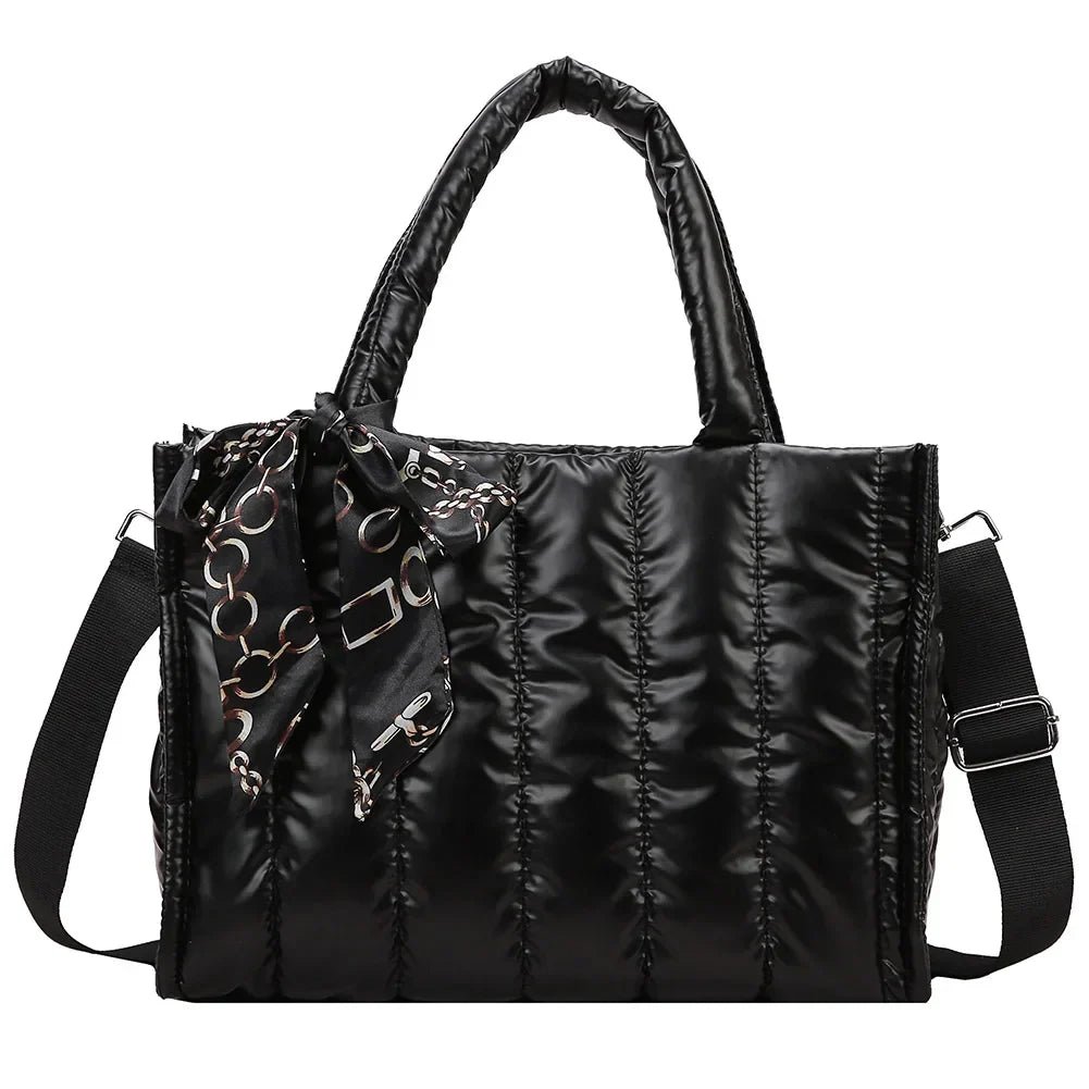 Borsa a tracolla nera trapuntata con manici, decorata con foulard a catene. Elegante e versatile, perfetta per moda donna e accessori.