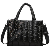 Borsa a tracolla nera trapuntata con manici, decorata con foulard a catene. Elegante e versatile, perfetta per moda donna e accessori.