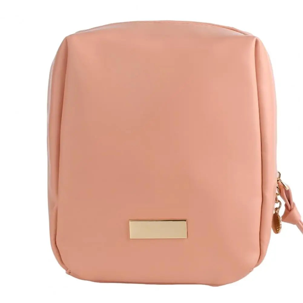 Borsa a tracolla rosa in pelle sintetica con chiusura a zip e targhetta dorata. Accessorio moda elegante e pratico per donna.