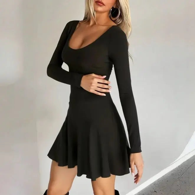 Abito nero a maniche lunghe, scollo rotondo, vestibilità aderente, stile elegante, perfetto per serate e occasioni speciali.