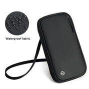 Custodia impermeabile nera per smartphone con cinturino, tessuto resistente all'acqua, design elegante e compatto, ideale per protezione e trasporto.