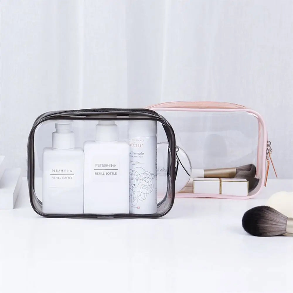 Due borse trasparenti per cosmetici con flaconi e pennelli da trucco, ideali per organizzare prodotti di bellezza, viaggio, accessori bagno.