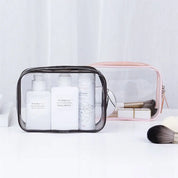 Due borse trasparenti per cosmetici con flaconi e pennelli da trucco, ideali per organizzare prodotti di bellezza, viaggio, accessori bagno.