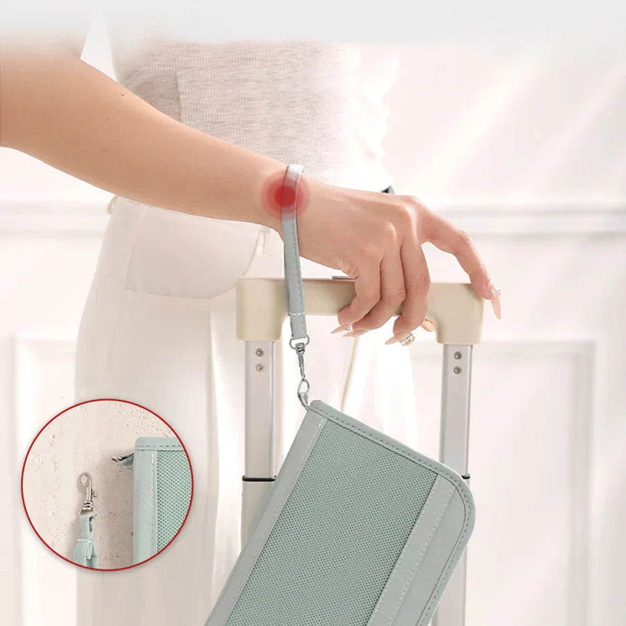 Donna con valigia e borsa a tracolla verde chiaro, evidenziato punto di pressione sul polso. Accessori da viaggio eleganti e funzionali.