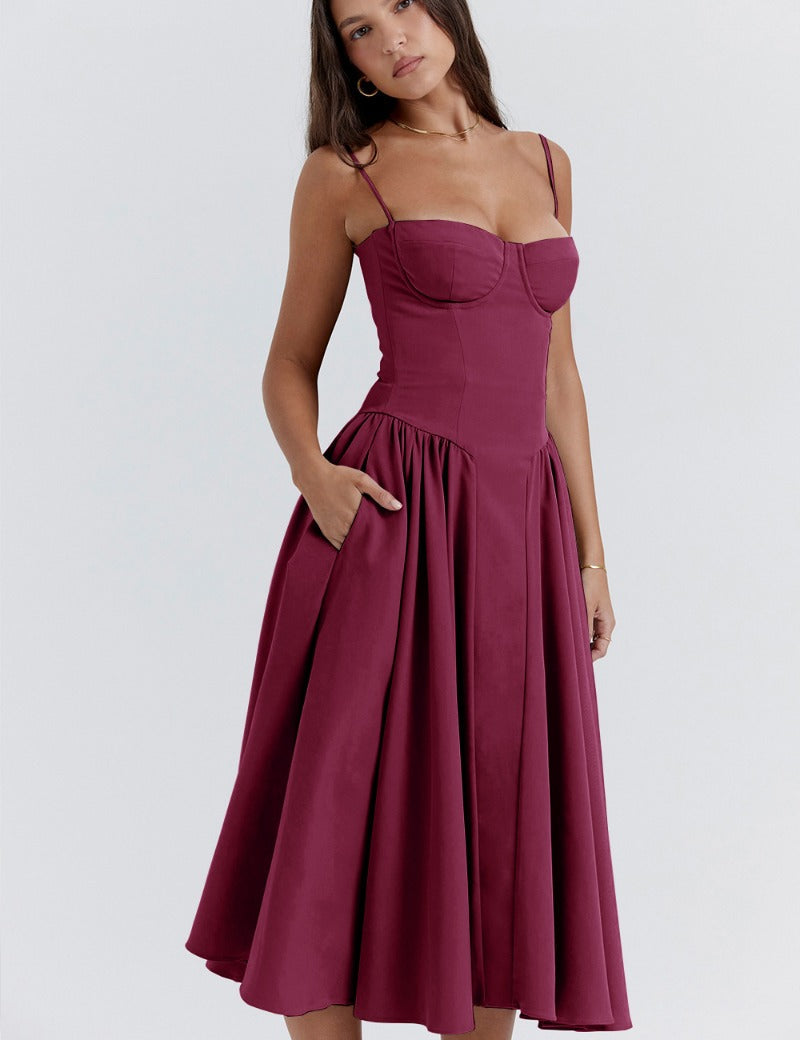Abito midi donna bordeaux con spalline sottili, scollo a cuore e gonna svasata. Elegante e adatto per eventi formali o serate speciali.
