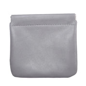 Portamonete in pelle grigia, design minimalista, chiusura a scatto, accessorio moda elegante, ideale per donna, compatto e pratico.