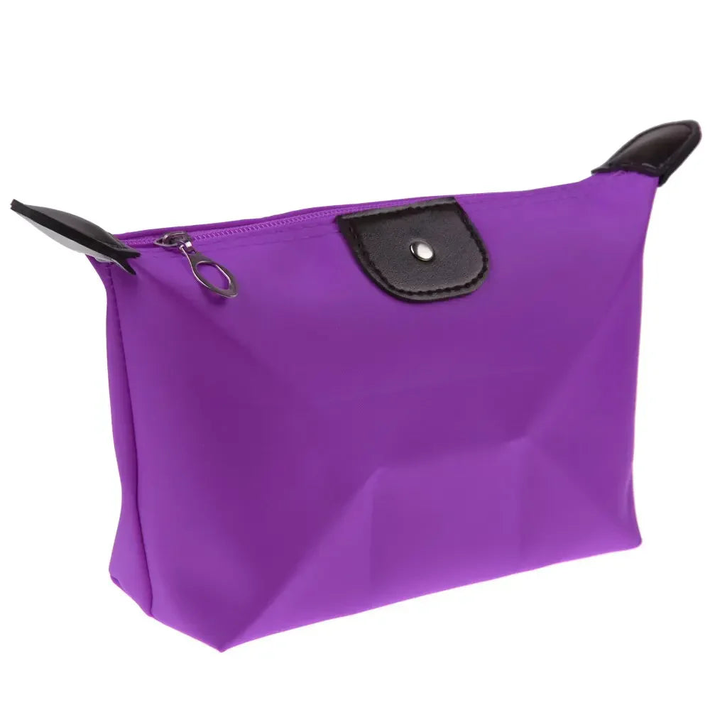 Borsa cosmetica viola con cerniera, design elegante, dettagli in pelle nera. Ideale per trucco e accessori. Accessorio da viaggio pratico e chic.