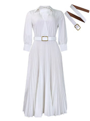 Abito lungo bianco plissettato con cintura in vita e fibbia dorata, maniche a tre quarti. Include cintura intercambiabile marrone. Elegante e versatile.