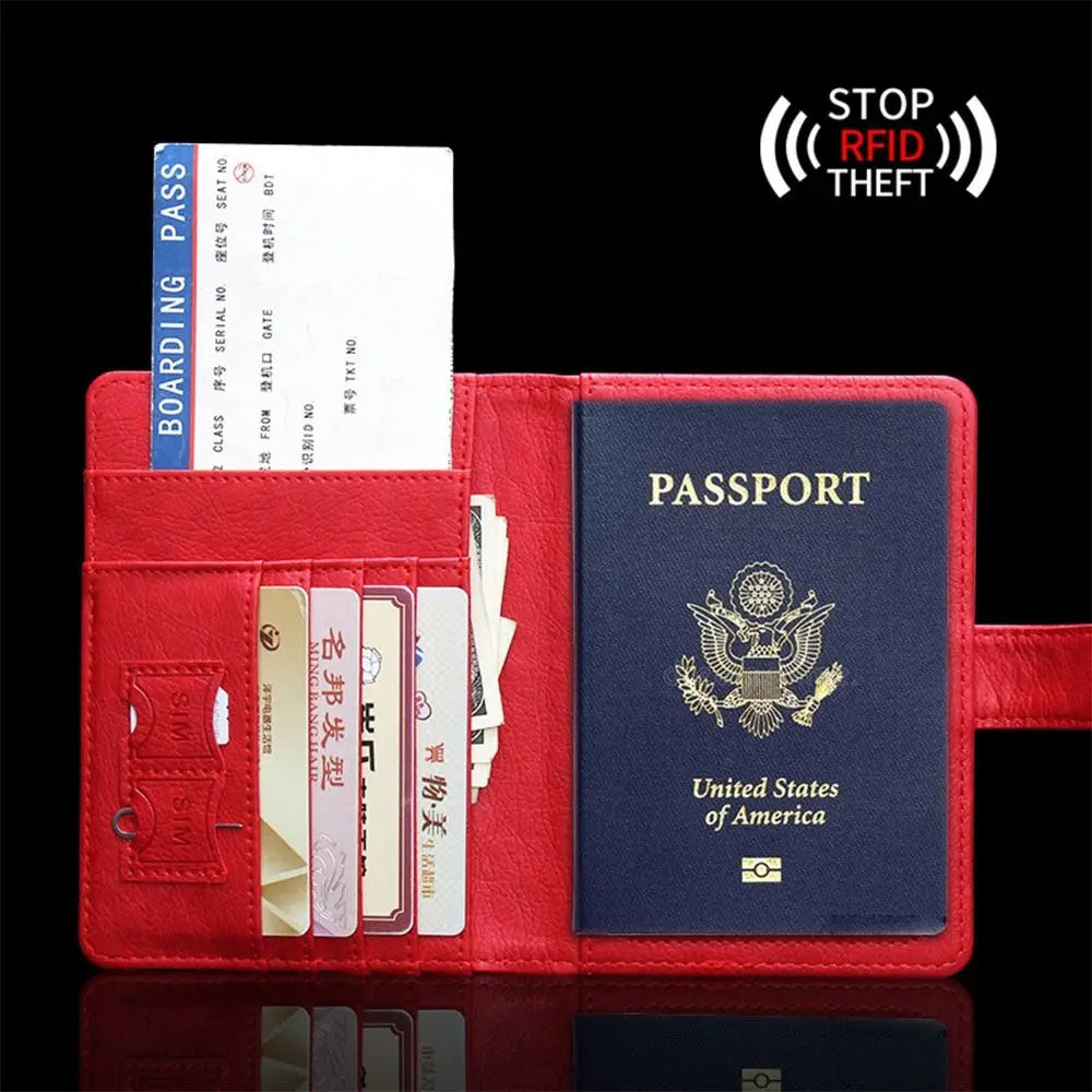 Portafoglio da viaggio rosso in pelle con protezione RFID, contenente passaporto USA, carte d'imbarco e carte di credito. Sicurezza e stile.