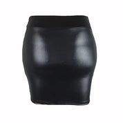 Gonna nera in ecopelle lucida, aderente, stile mini, perfetta per look eleganti e moderni. Ideale per moda donna autunno inverno.