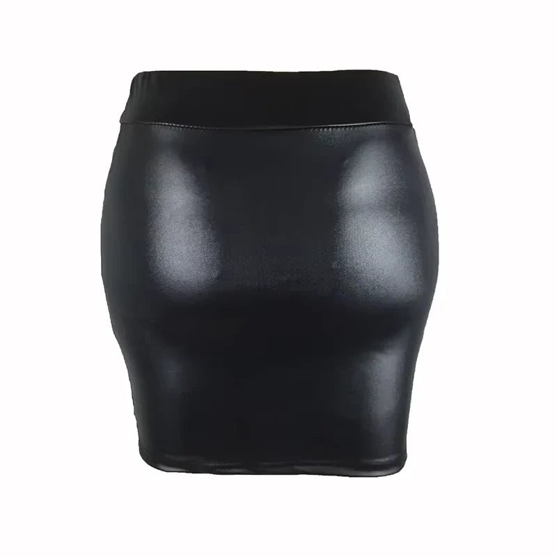 Gonna nera in ecopelle lucida, aderente, stile mini, perfetta per look eleganti e moderni. Ideale per moda donna autunno inverno.
