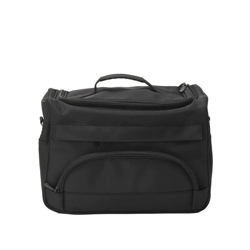 Borsa termica nera con manico, tasche multiple e chiusura a zip. Ideale per picnic, viaggi e conservazione alimenti. Design compatto e resistente.