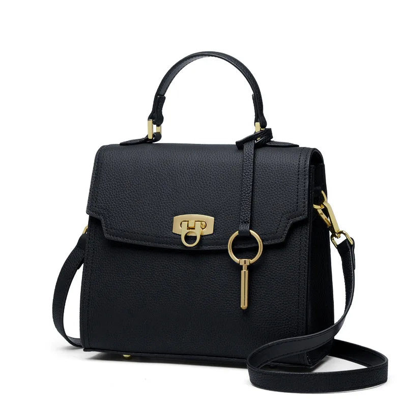 Borsa a tracolla in pelle nera con chiusura dorata, manico superiore e tracolla regolabile. Elegante accessorio moda donna.