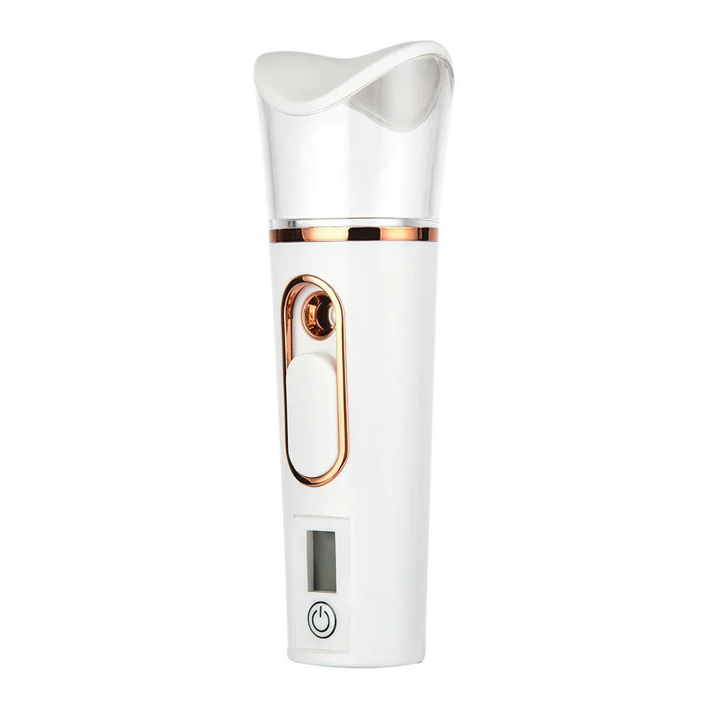 Umidificatore portatile bianco con display LCD e finiture dorate, ideale per idratazione viso. Design compatto, perfetto per viaggi e uso quotidiano.