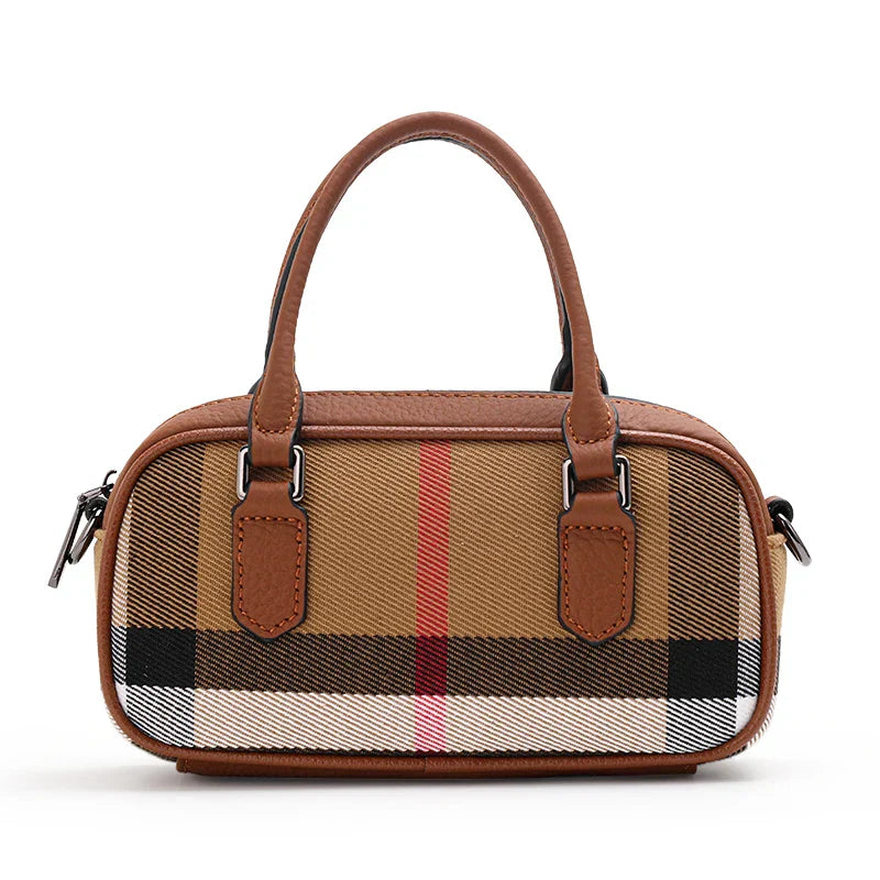 Borsa a mano in pelle marrone con motivo a quadri, design elegante e moderno, perfetta per moda donna, accessorio di tendenza.