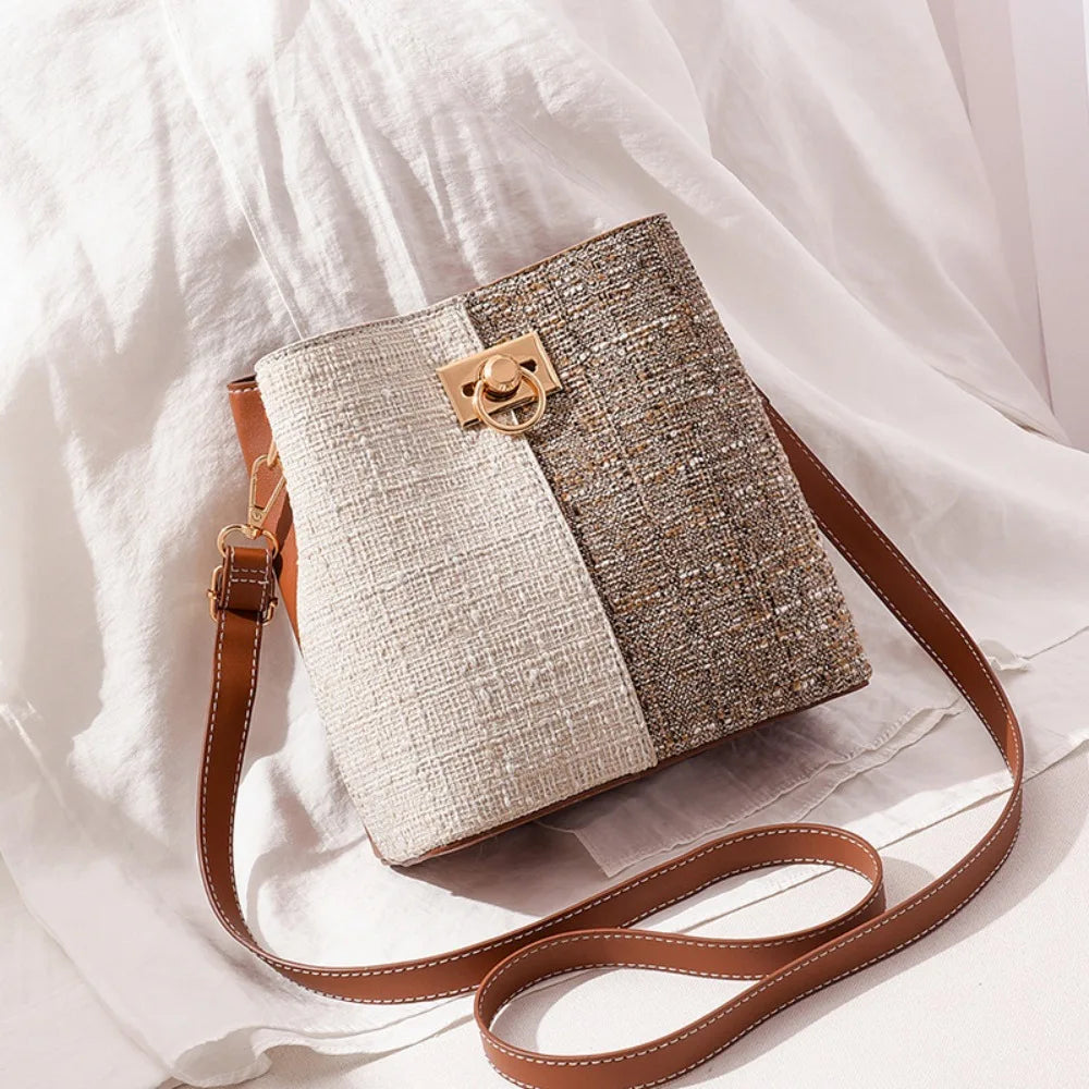Borsa a tracolla in tessuto tweed beige e marrone con chiusura dorata, design elegante, ideale per moda femminile e accessori di tendenza.