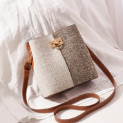 Borsa a tracolla in tessuto tweed beige e marrone con chiusura dorata, design elegante, ideale per moda femminile e accessori di tendenza.