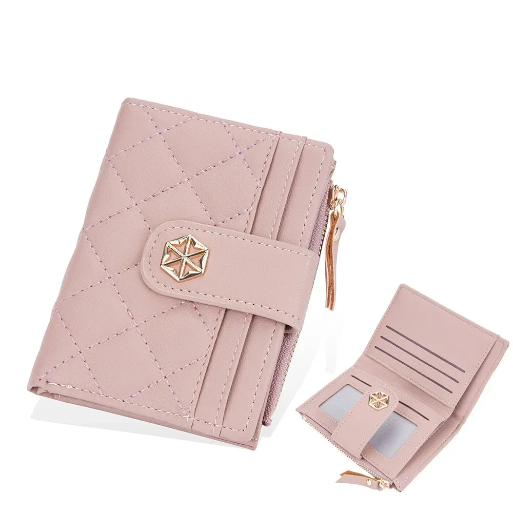 Portafoglio donna in pelle rosa trapuntata con chiusura a zip, scomparti per carte e monete, design elegante e compatto, accessorio moda femminile.