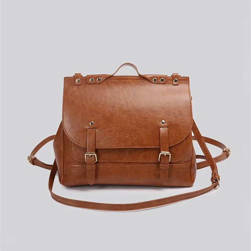 Borsa a tracolla in pelle marrone, design vintage, con fibbie decorative e manico superiore. Accessorio moda elegante e versatile per donna.