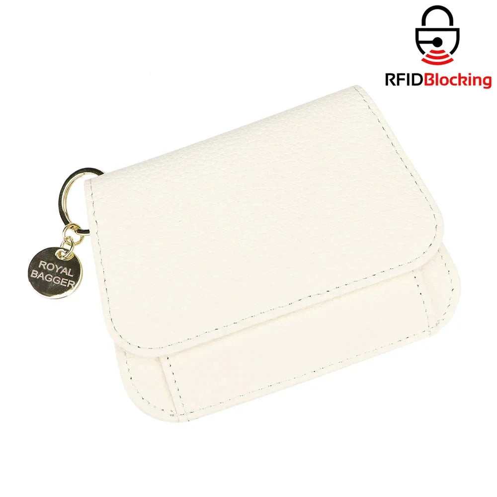 Portafoglio bianco in pelle con chiusura a bottone, dotato di protezione RFID. Include portachiavi con ciondolo "Royal Bagger". Elegante e sicuro.
