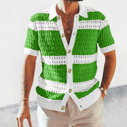 Camicia uomo estiva a righe verdi e bianche, maniche corte, bottoni frontali, stile casual, tessuto leggero, ideale per moda estiva.
