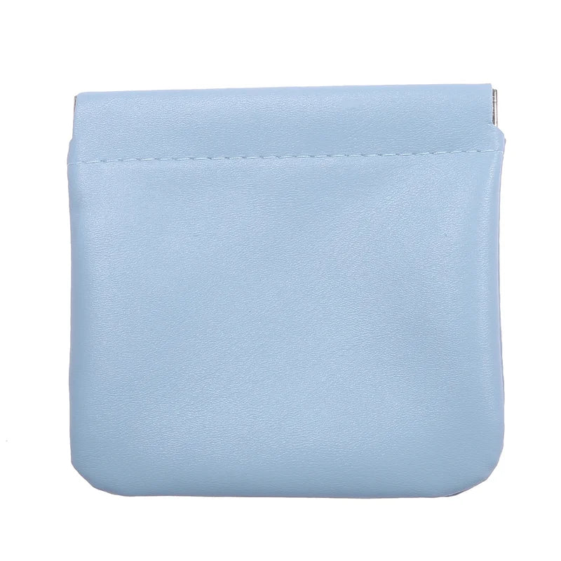 Portamonete in pelle azzurra, design minimalista, chiusura superiore. Accessorio moda elegante, ideale per donna. Perfetto per piccoli oggetti.
