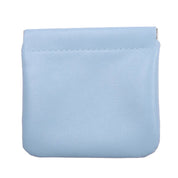 Portamonete in pelle azzurra, design minimalista, chiusura superiore. Accessorio moda elegante, ideale per donna. Perfetto per piccoli oggetti.
