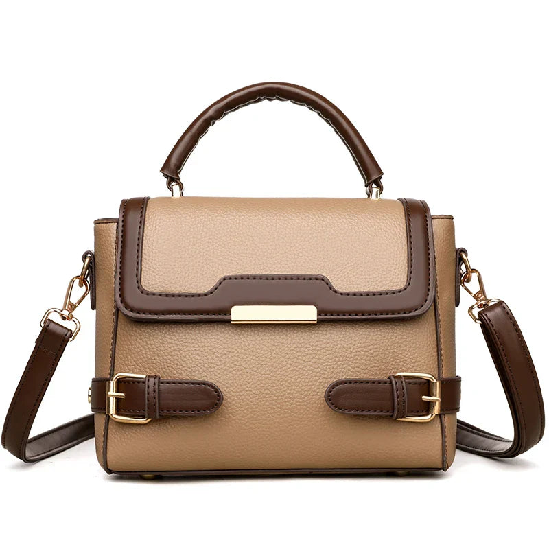 Borsa a tracolla in pelle beige e marrone, design elegante con fibbie decorative, manico superiore e tracolla regolabile. Accessorio moda donna.