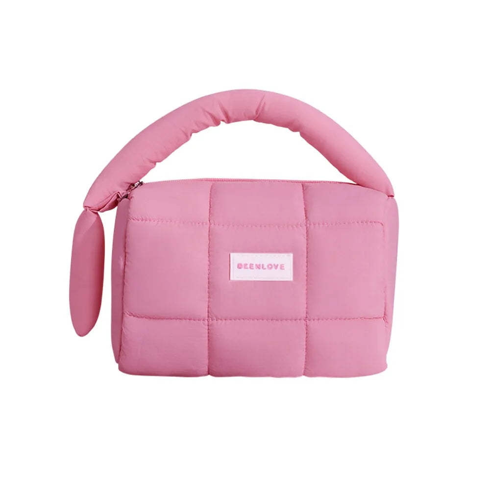 Borsa trapuntata rosa con manico imbottito, design moderno e logo centrale. Accessorio moda donna, ideale per shopping e uscite casual.